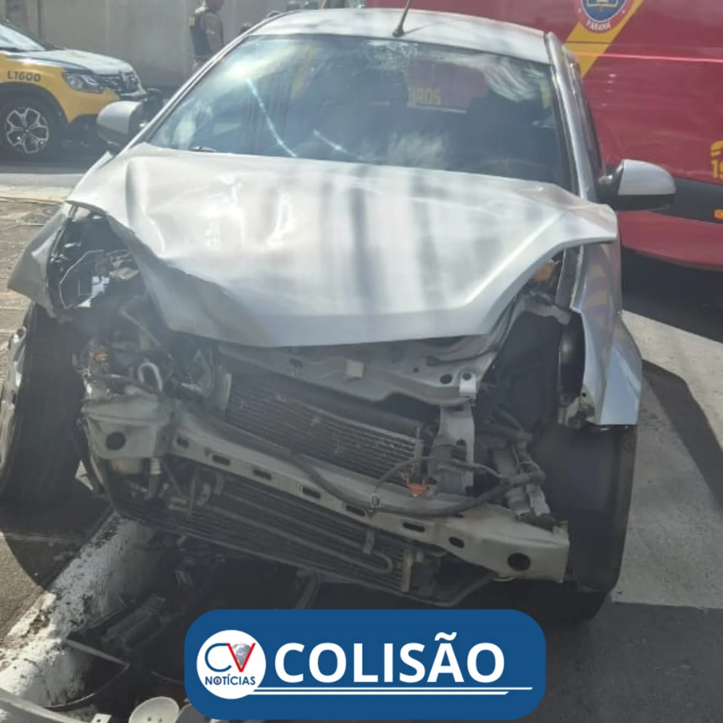Mulher fica ferida após colisão entre dois carros na Vila Bancária em Campo Largo
