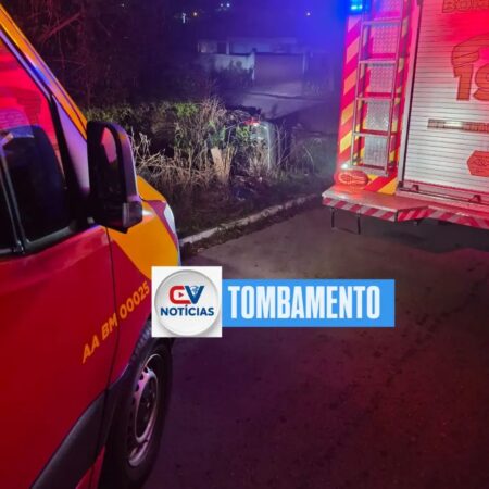 Corpo de Bombeiros atendem ocorrência de tombamento de veículo em Campo Largo