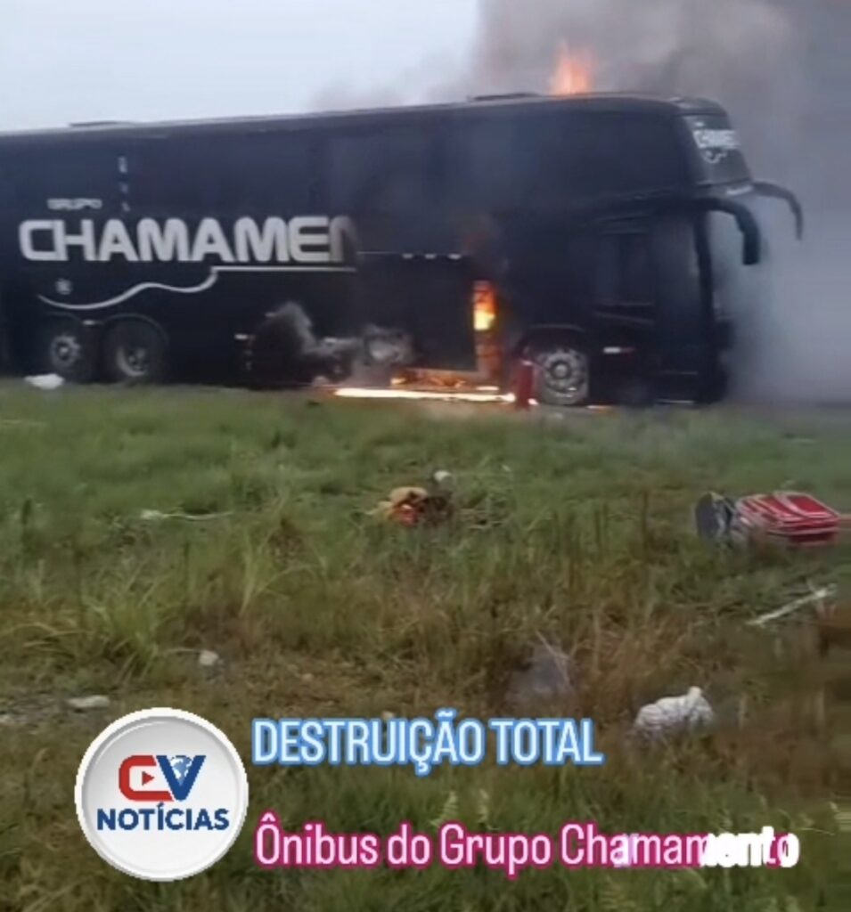 Ônibus do Grupo Chamamento é destruído por incêndio na BR-277, em São Luiz do Purunã